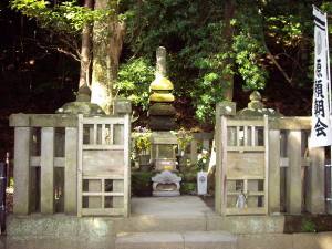 Yoritomo's grave